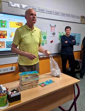 Čebelarji na obisku v podružnični šoli Kotlje  (4)